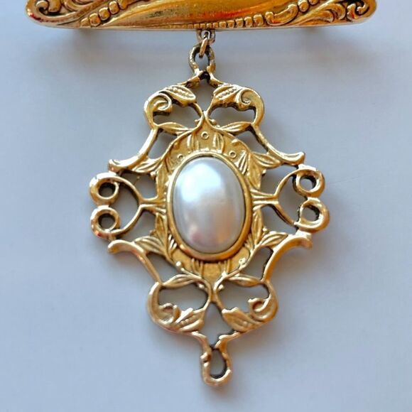 Gold Tone Faux Pearl Brooch - Picture 3 of 4